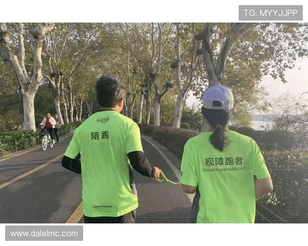 雨幕中绳牵追光：视障跑者与陪跑员的无畏训练